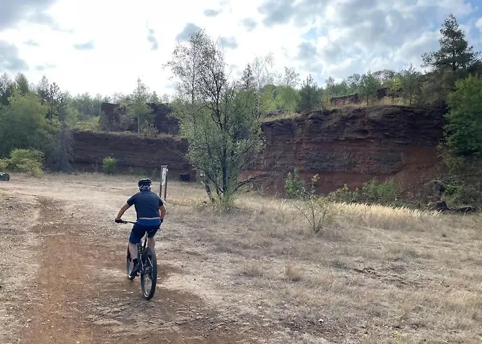 Situe Aux Abords De La Foret Avec Parking Apartment