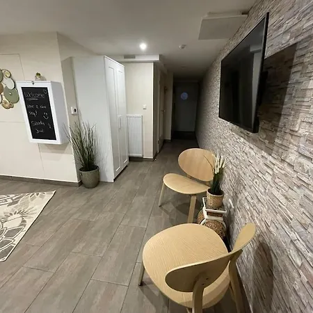 Situe Aux Abords De La Foret Avec Parking