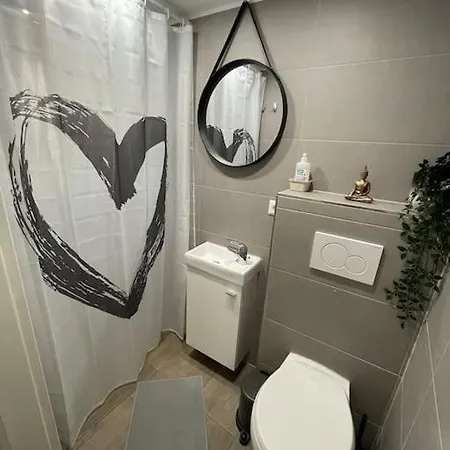 Situe Aux Abords De La Foret Avec Parking Apartamento