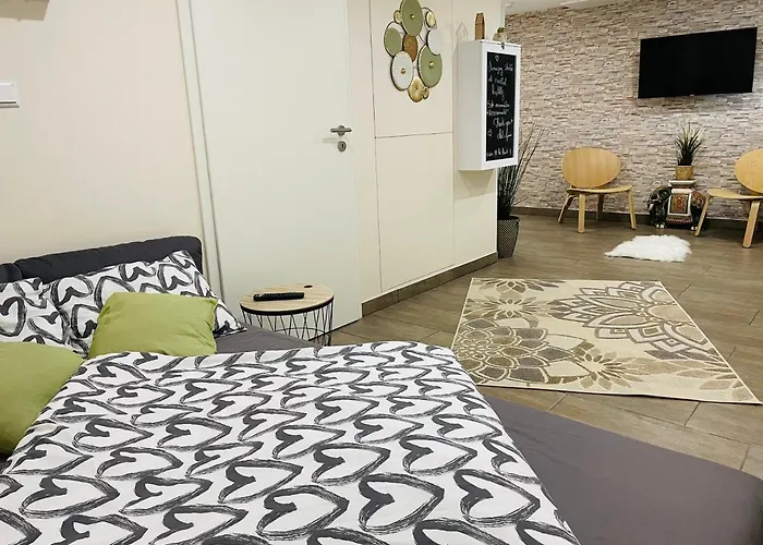 Situé Aux Abords De La Forêt Avec Parking Differdange